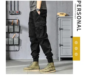 Vue latérale du pantalon cargo noir streetwear pour hommes avec poignets élastiques