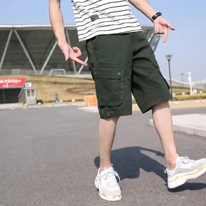 Herren-Cargo-Shorts in Dunkelgrün mit mehreren Taschen für den Sommer im Freien.