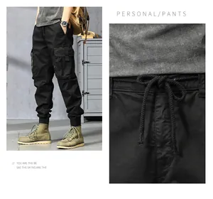 Détail d'un pantalon cargo noir pour homme avec cordon de serrage à la taille