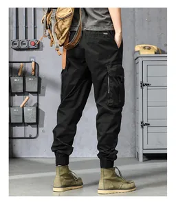 Vue arrière détaillée du pantalon cargo noir vintage pour homme au style streetwear chic