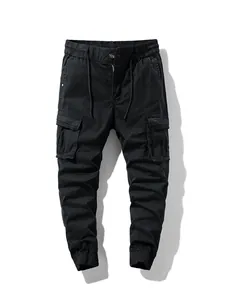 Pantalón cargo negro para hombre estilo funcional retro con múltiples bolsillos y puños