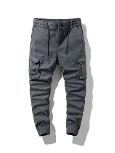 Pantalones cargo retro para hombre con múltiples bolsillos y puños tipo jogger en gris.