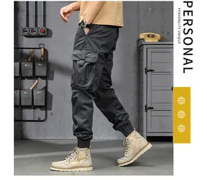 Vue détaillée d'un pantalon cargo gris foncé pour homme avec grandes poches et chevilles.