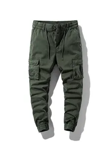 Pantalón cargo retro para hombre en verde oliva con múltiples bolsillos