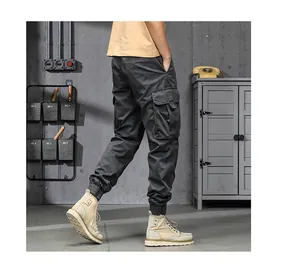 Détail de vue latérale du pantalon de jogging cargo rétro gris foncé pour hommes