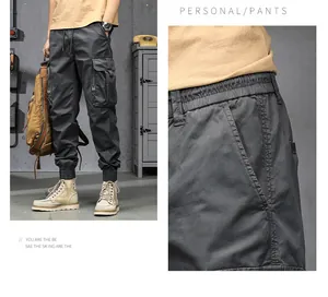 Vue détaillée du pantalon cargo rétro pour homme avec taille élastique en gris.