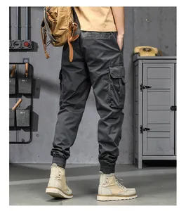 Vue arrière d'un pantalon cargo jogger gris foncé pour homme, style streetwear industriel