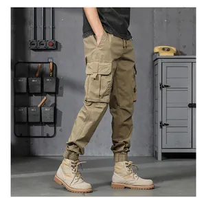 Gros plan d'un pantalon cargo kaki pour homme avec revers élastiques et poches.