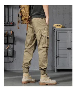 Vue détaillée du pantalon cargo jogging kaki avec poches latérales.