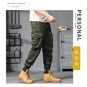 Vue latérale d'un pantalon cargo homme vert olive de style streetwear industriel
