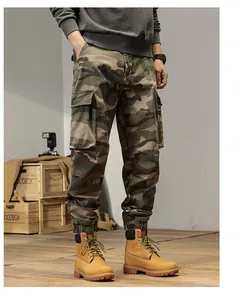 Heren vintage camouflage cargobroek met multi-zakken en elastische manchetten in detail.