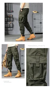 Vue détaillée d'un pantalon cargo vert olive pour homme avec poches latérales.