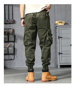 Vue arrière d'un pantalon cargo homme vert olive avec poches et ourlets élastiques