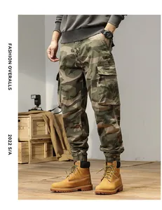 Detailoverzicht van camouflagepatroon en zakken van de vintage heren cargo broek.