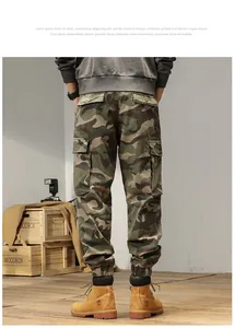 Gedetailleerd achteraanzicht van retro camouflage cargo joggers voor heren met veel zakken