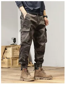 Volledig zicht op de camouflage cargo broek voor heren met meerdere zakken en boorden.