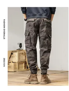 Achteraanzicht van een vintage cargobroek voor heren met camouflagepatroon en zakken.