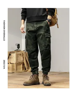 Detailweergave van de vintage camo cargobroek voor heren met meerdere zakken
