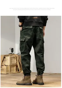 Achteroverzicht van heren camouflage cargobroek met elastische manchetten