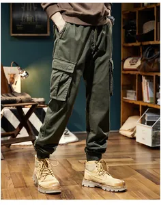 Vue détaillée du pantalon cargo jogging pour homme vert olive avec poches latérales utiles.