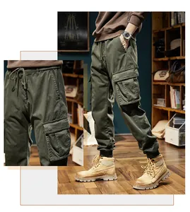 Détail d'un pantalon cargo vert pour homme montrant la taille élastique et la poche