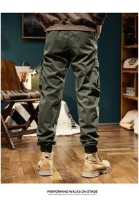 Vue détaillée de l'arrière du pantalon cargo rétro pour homme en vert olive dans un studio