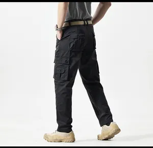 Achteraanzicht van een zwarte slim-fit cargobroek voor heren met een multi-pocket design