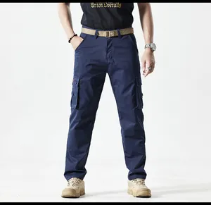 Detail van de marineblauwe slim fit cargobroek voor heren met zakken