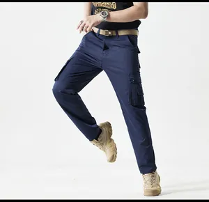 Detail van een slim-fit heren cargobroek in marineblauw met functionele zijzakken.