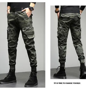 Vues avant et arrière du pantalon cargo camouflage pour hommes avec poches multiples