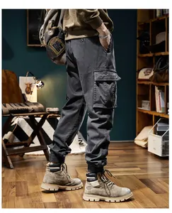 Vue détaillée du pantalon cargo rétro gris foncé pour homme avec grandes poches.