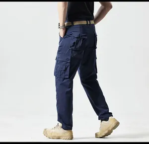 Achteraanzicht van de heren slim-fit navy cargo broek met meerdere zakken en riem