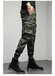 Vue détaillée de côté du pantalon cargo camouflage pour hommes avec poches multiples