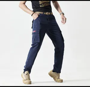 Detailweergave van de donkerblauwe herencargobroek met meerdere zakken en rechte pijpen.