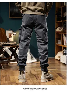 Vue arrière d'un pantalon cargo rétro pour homme dans un décor intérieur vintage élégant.