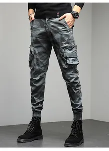 Vue détaillée d'un pantalon cargo camouflage ajusté pour hommes avec plusieurs poches