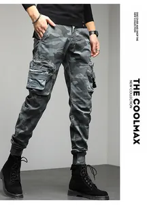 Vue détaillée du pantalon cargo camouflage gris pour homme avec plusieurs poches.