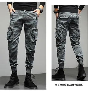 Vue de face et de dos du pantalon cargo camouflage pour hommes à poches multiples.