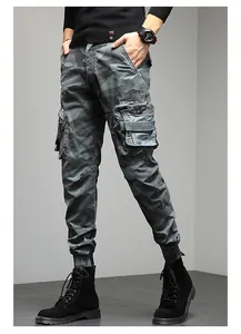 Détail du pantalon cargo camouflage homme style high street américain avec poches