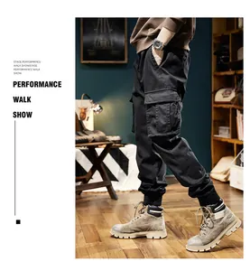 Vue détaillée du pantalon cargo rétro pour hommes noir avec des poches à rabat