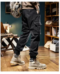 Vue arrière du pantalon cargo d'hiver en polaire noire pour homme avec poches latérales.