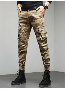 Vue détaillée du pantalon cargo camouflage American High Street pour hommes chic