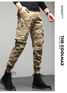 Détail du jogging cargo camouflage pour homme avec poches multiples et coupe street style