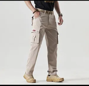 Gedetailleerde weergave van heren slim fit kaki cargo broek met meerdere zijzakken