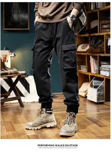 Pantalon cargo jogger noir pour homme avec poches multiples et chevilles côtelées
