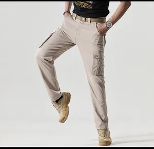 Gedetailleerde weergave van de slim-fit kaki cargobroek voor heren met zijzakken