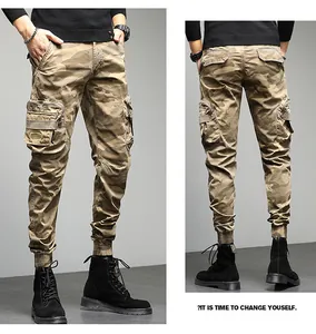 Détail du pantalon cargo camouflage pour homme avec plusieurs poches.