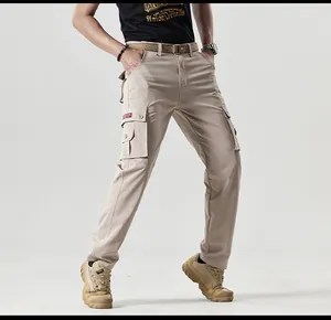 Detailopname van een khaki slim fit cargo broek voor heren met een functioneel zakontwerp