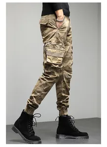 Vue latérale du pantalon cargo camouflage pour hommes avec poches et chevilles élastiques