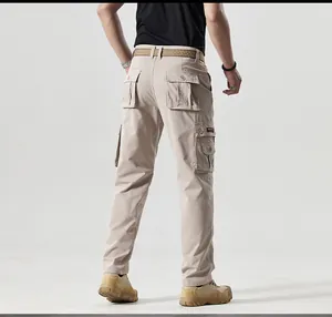 Achteraanzicht van kaki slim straight cargo broek voor heren met zakken